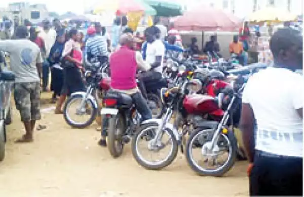 Lagos cop smashes motorcyclist’s head with gun